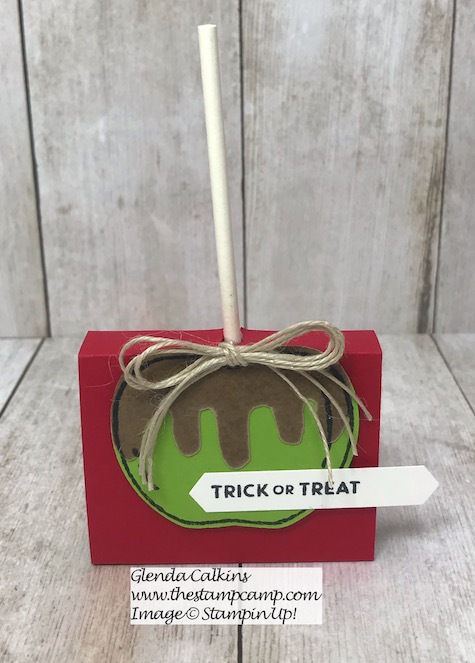 Harvest Hellos stamp set creates the perfect Carmel Apple treat holders for your Halloween treats. Details on my blog here: https://wp.me/p59VWq-aob #stampinup #treats #treatholder #thestampcamp