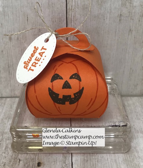Harvest Hellos Pumpkin created with the Tiny Keepsakes Curvy box Dies from Stampin' Up! Details and ordering available on my blog here: https://wp.me/p59VWq-aq9 #stampinup #minicurvykeepsakesboxdie #thestampcamp #halloween