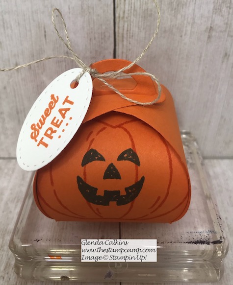 Harvest Hellos Pumpkin created with the Tiny Keepsakes Curvy box Dies from Stampin' Up! Details and ordering available on my blog here: https://wp.me/p59VWq-aq9 #stampinup #minicurvykeepsakesboxdie #thestampcamp #halloween