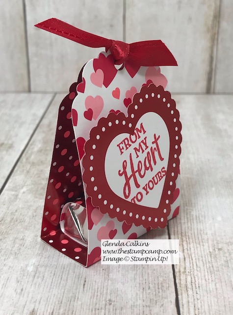 A Sweet Little Treat Holder featuring the Heartfelt Bundle from Stampin' Up! Details on my blog here: https://wp.me/p59VWq-aG9 #stampinup #valentine #thestampcamp #heartfelt